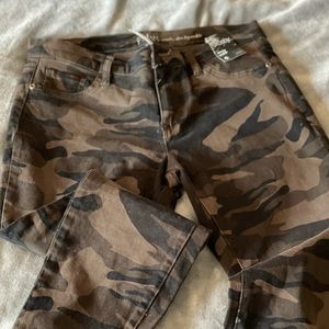 Camo slim ankle pants - sz 6 - NWT